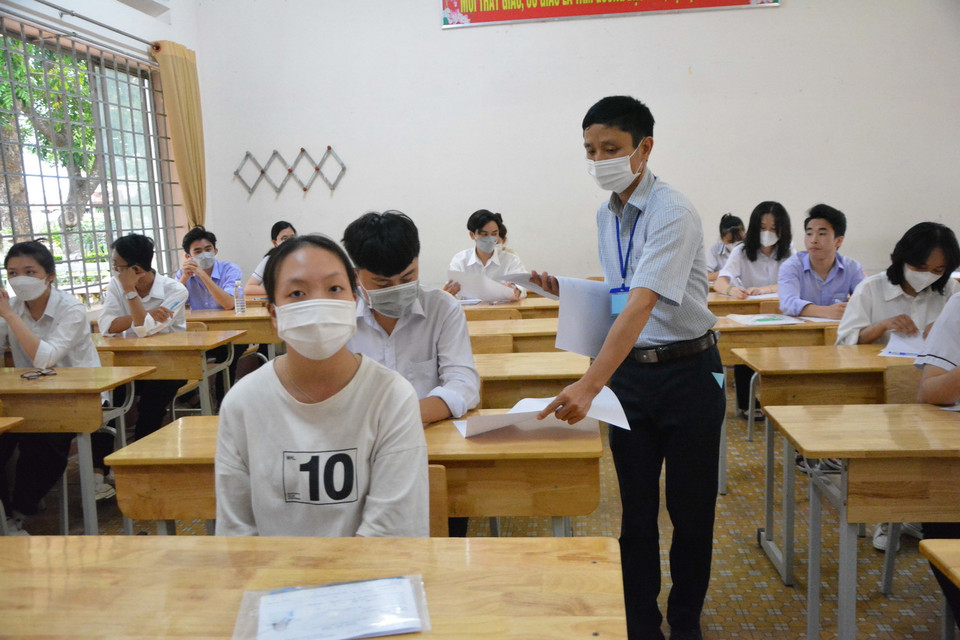  Phát giấy thi cho thí sinh tại Điểm thi Trường THPT Lê Qúy Đôn, thành phố Buôn Ma Thuột, tỉnh Đắk Lắk. (Ảnh: Tuấn Anh/TTXVN)