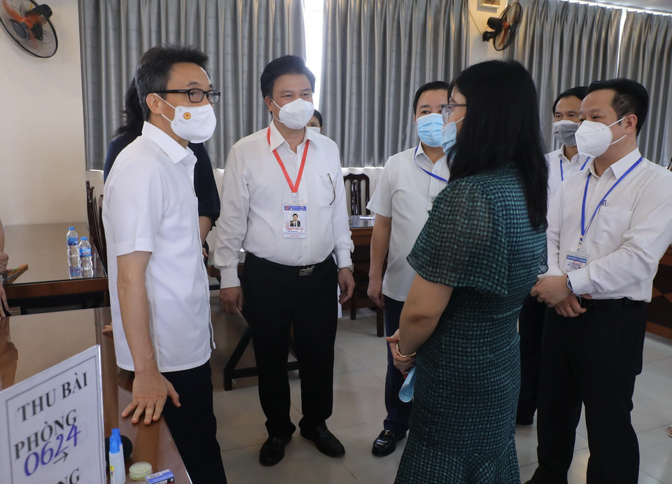 Phó Thủ tướng Vũ Đức Đam kiểm tra công tác tổ chức Kỳ thi tốt nghiệp Trung học phổ thông năm 2022 tại Trường THCS Nghĩa Tân, quận Cầu Giấy, Hà Nội. Ảnh: Lâm Khánh - TTXVN