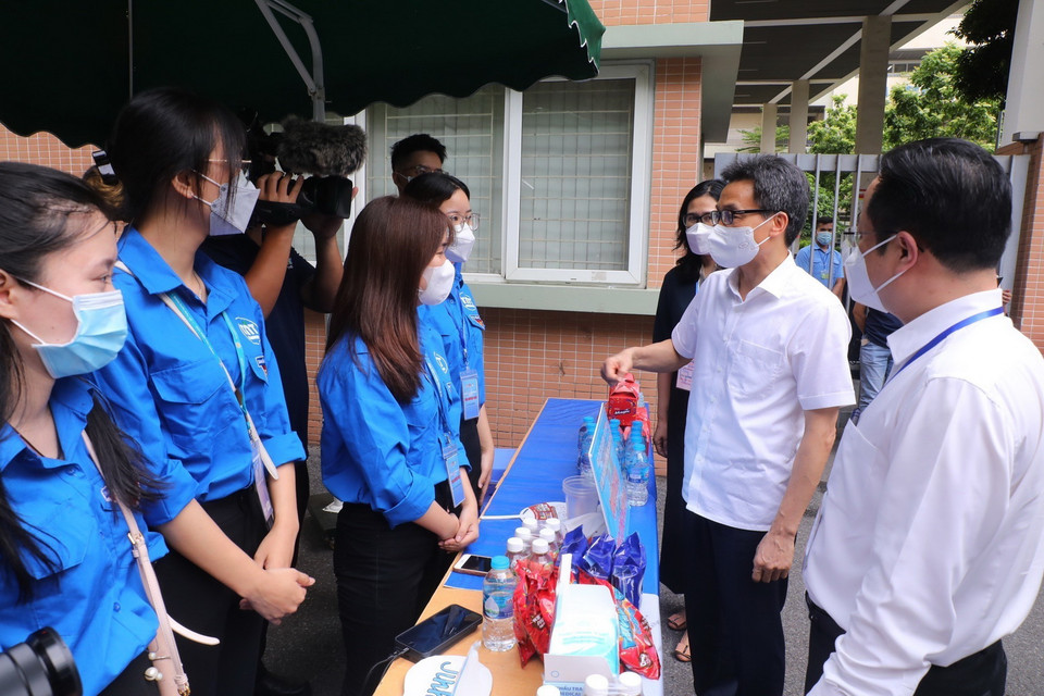 Phó Thủ tướng Vũ Đức Đam thăm hỏi, động viên lực lượng tình nguyện viên phục vụ Kỳ thi tốt nghiệp THPT năm 2022 tại Hà Nội. Ảnh: Lâm Khánh - TTXVN