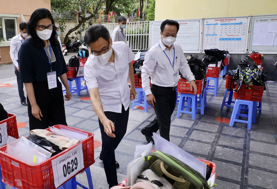 Phó Thủ tướng Vũ Đức Đam kiểm tra công tác tổ chức Kỳ thi tốt nghiệp Trung học phổ thông năm 2022 tại Trường THCS Nghĩa Tân, quận Cầu Giấy, Hà Nội. Ảnh: Lâm Khánh - TTXVN