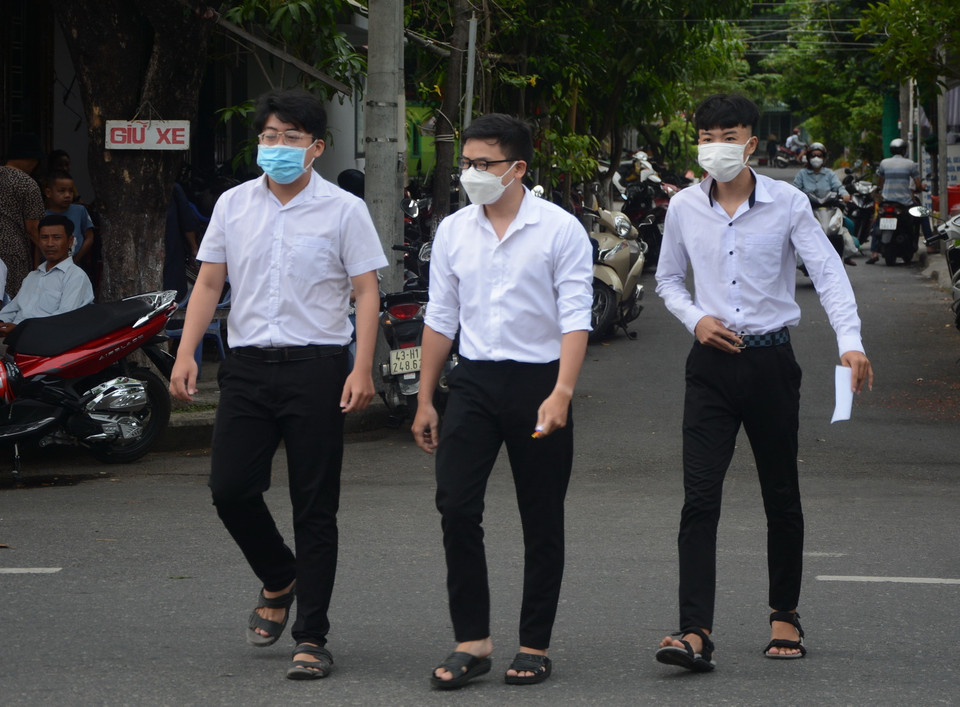  Thí sinh đến điểm thi trường THPT Tôn Thất Tùng, quận Sơn Trà, thành phố Đà Nẵng. (Ảnh: Văn Dũng/TTXVN)