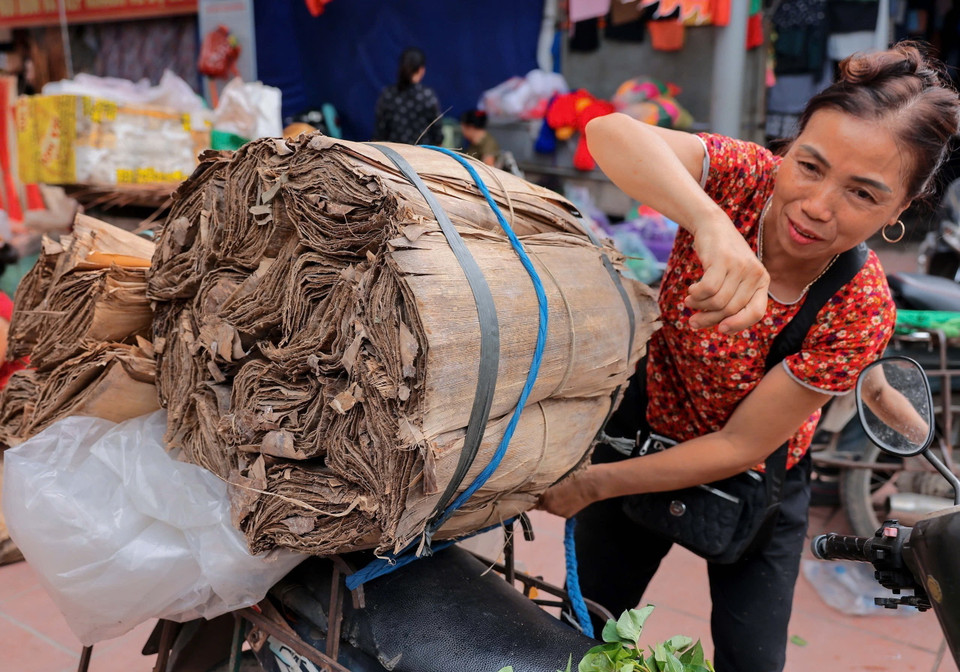 Chợ phiên làng Chuông bán tất cả các nguyên vật liệu làm nón. (Ảnh: Hoàng Hiếu/TTXVN)