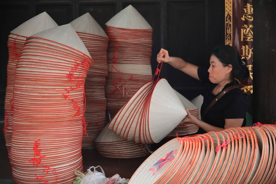 Những chồng nón các loại xếp cao ngất chờ chuyển đi tiêu thụ ở các vùng miền trong cả nước. (Ảnh: Ngọc Liên/TTXVN)