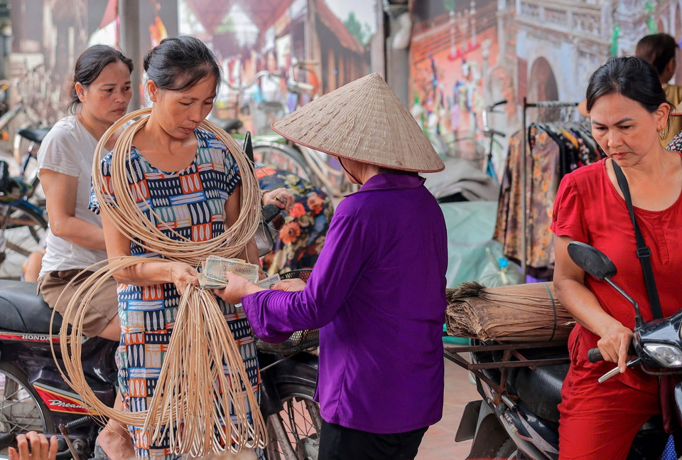 Chợ phiên làng Chuông bán nón và tất cả các nguyên vật liệu để làm nón. (Ảnh: Hoàng Hiếu/TTXVN)