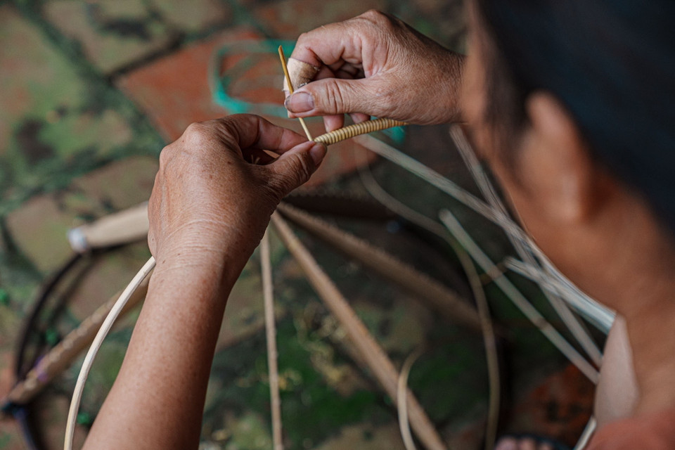 Vức vòng (còn gọi là khung nón) được làm bằng cật nứa vót nhỏ đều, khi nối bắt buộc phải tròn và không có vết. (Ảnh: Phạm Tuấn Anh/TTXVN)