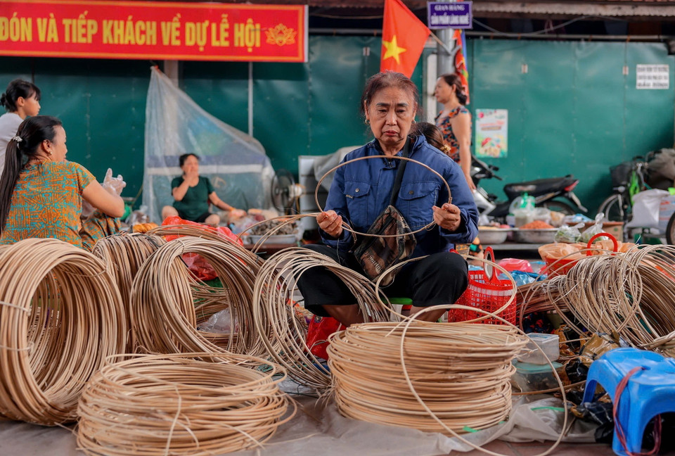 Chợ phiên làng Chuông không chỉ bán nón mà còn bán tất cả các nguyên vật liệu để làm nón. (Ảnh: Hoàng Hiếu/TTXVN)