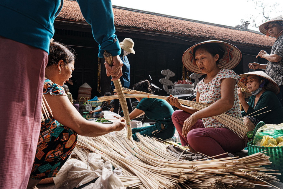 Chợ phiên làng Chuông bán tất cả các nguyên vật liệu làm nón. (Ảnh: Phạm Tuấn Anh/TTXVN)