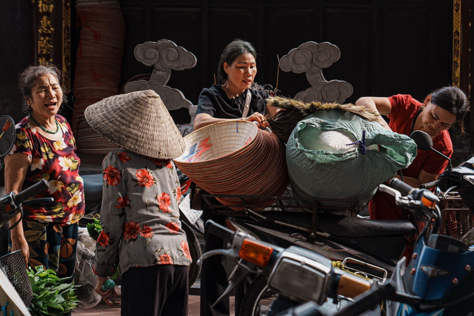 Chợ nón làng Chuông họp từ rất sớm, từ khoảng 4h sáng và tới khoảng hơn 7h đã vơi người. (Ảnh: Phạm Tuấn Anh/TTXVN)