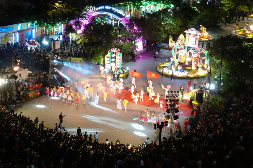 Chương trình văn nghệ khai mạc Đường hoa Tết Kỷ Hợi 2019. (Ảnh: Thanh Vũ/TTXVN)