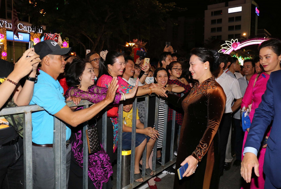 Chủ tịch Quốc hội Nguyễn Thị Kim Ngân với người dân Thành phố Hồ Chí Minh tại Đường hoa Tết Kỷ Hợi 2019. (Ảnh: Thanh Vũ/TTXVN)