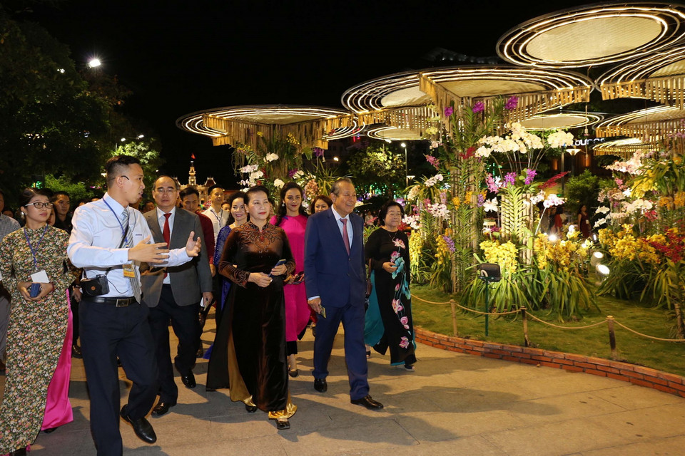 Chủ tịch Quốc hội Nguyễn Thị Kim Ngân, Phó Thủ tướng Thường trực Trương Hòa Bình, Bí thư Thành ủy Thành phố Hồ Chí Minh Nguyễn Thiện Nhân và các đại biểu tham quan Đường hoa Tết Kỷ Hợi 2019. (Ảnh: Thanh Vũ/TTXVN)