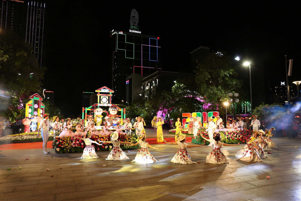 Chương trình văn nghệ khai mạc Đường hoa Tết Kỷ Hợi 2019. (Ảnh: Thanh Vũ/TTXVN)