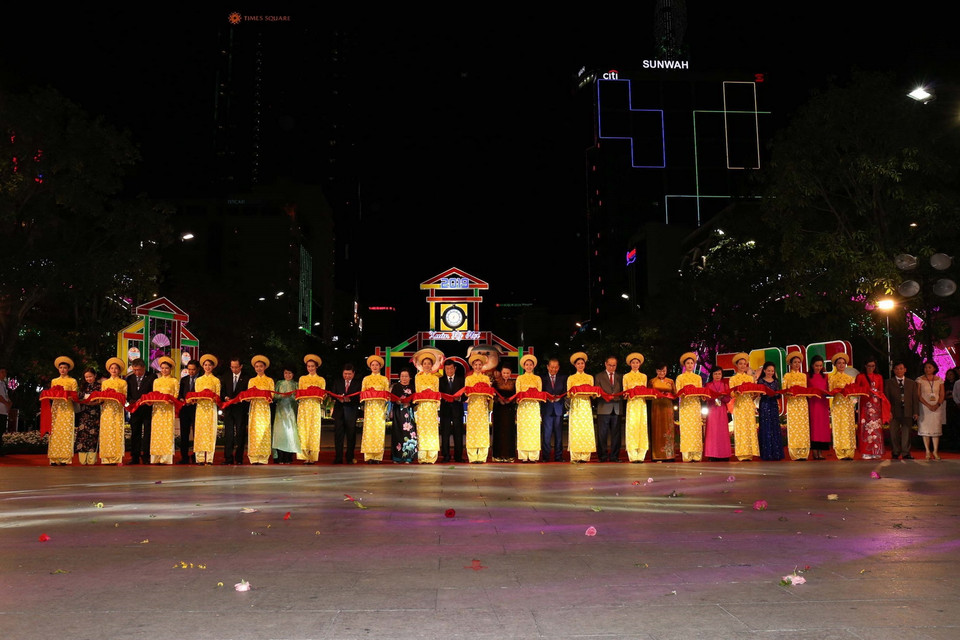 Chủ tịch Quốc hội Nguyễn Thị Kim Ngân, Phó Thủ tướng Thường trực Trương Hòa Bình, Bí thư Thành ủy Thành phố Hồ Chí Minh Nguyễn Thiện Nhân và các đại biểu cắt băng khai mạc Đường hoa Tết Kỷ Hợi 2019. (Ảnh: Thanh Vũ/TTXVN)