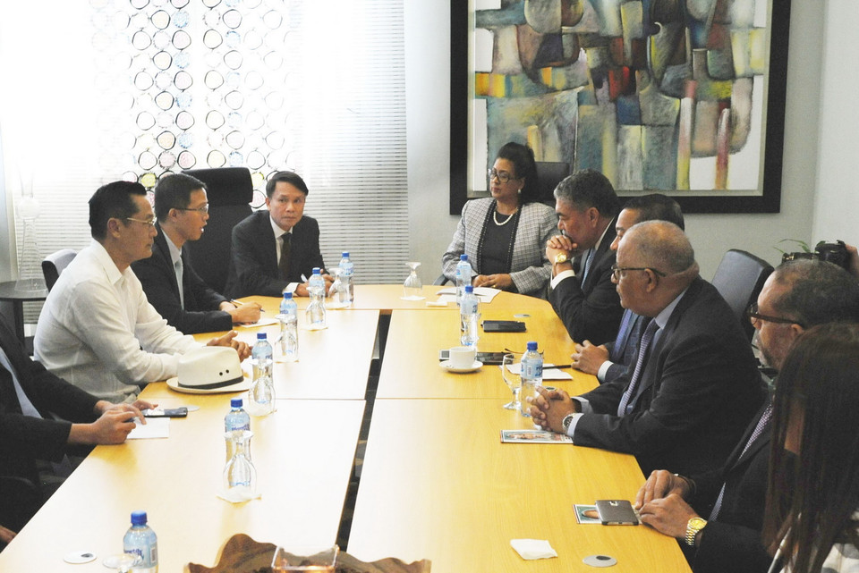 Thượng nghị sỹ và Ủy viên Bộ Chính trị Đảng Giải phóng Dominicana (PLD) cầm quyền Cristina Lizardo tiếp Đoàn đại biểu Đảng Cộng sản Việt Nam. (Ảnh: Lê Hà/TTXVN)