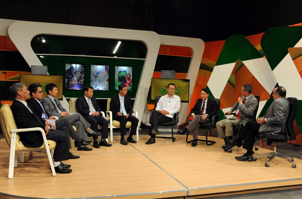 Tổng giám đốc TTXVN Nguyễn Đức Lợi (thứ ba từ phải sang) trả lời phỏng vấn chương trình Ojalá (Giá như) của Kênh truyền hình 4, Cộng hòa Dominicana. (Ảnh: Lê Hà/TTXVN)