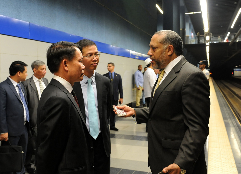 Tổng giám đốc TTXVN Nguyễn Đức Lợi thăm tuyến tàu điện ngầm mới khai trương của thủ đô Santo Domingo. (Ảnh: Lê Hà/TTXVN)