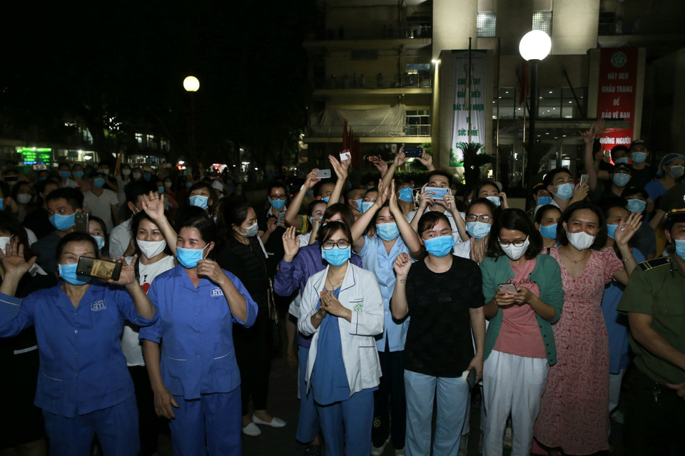 Niềm vui của các bác sỹ, y tá, nhân viên khi Bệnh viện Bạch Mai được dỡ cách ly. (Ảnh: Doãn Tấn/TTXVN)