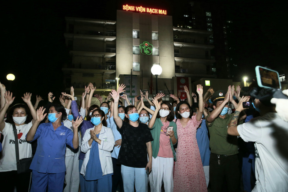 Vào hồi 0 giờ ngày 12/4, tại Hà Nội, lực lượng chức năng chính thức dỡ cách ly y tế đối với Bệnh viện Bạch Mai sau 14 ngày thực hiện cách ly theo quy định. (Ảnh: Doãn Tấn/TTXVN)