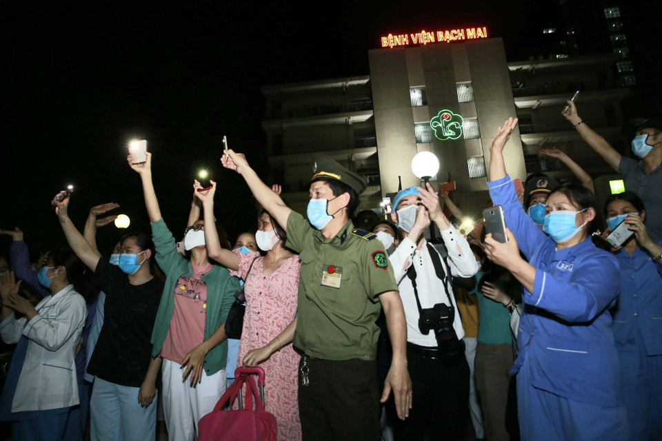 Niềm vui của các bác sỹ, y tá, nhân viên khi Bệnh viện Bạch Mai được dỡ cách ly. (Ảnh: Doãn Tấn/TTXVN)