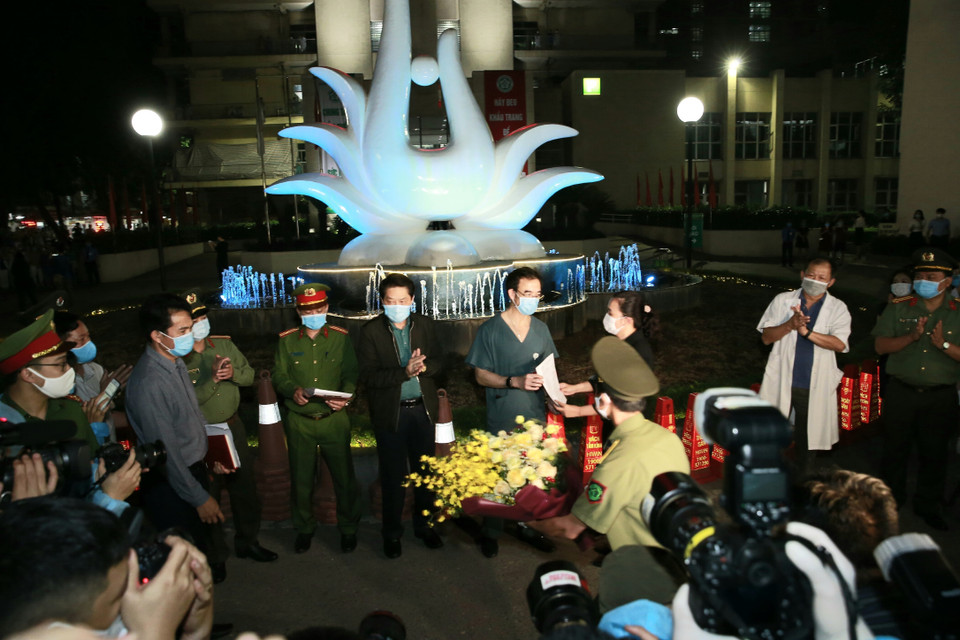 Đại diện quận Đống Đa đọc Quyết đinhh dỡ cách ly y tế đối với Bệnh viện Bạch Mai. (Ảnh: Doãn Tấn/TTXVN)