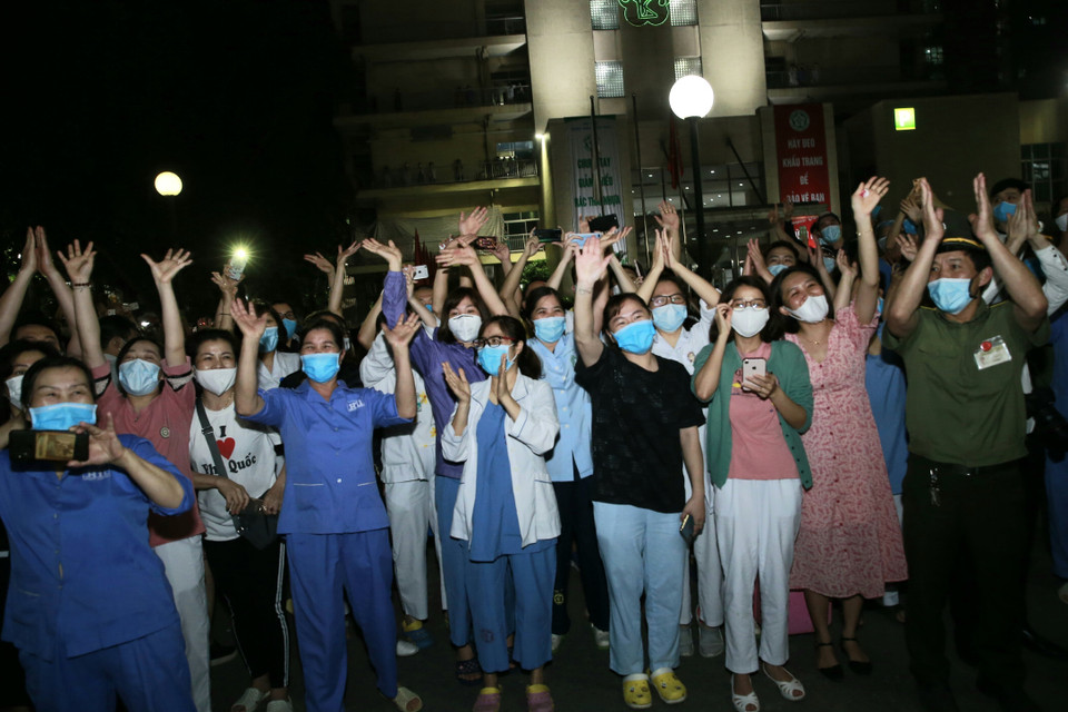 Niềm vui của các bác sỹ, y tá, nhân viên khi Bệnh viện Bạch Mai được dỡ cách ly. (Ảnh: Doãn Tấn/TTXVN)