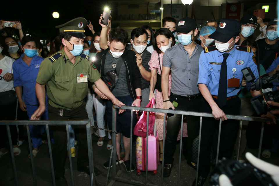 Lực lượng chức năng dỡ cách ly y tế đối với Bệnh viện Bạch Mai. (Ảnh: Doãn Tấn/TXVN)