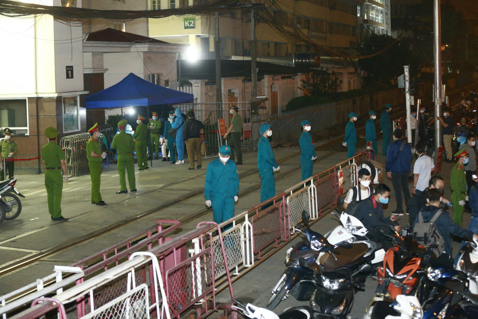 Lực lượng chức năng làm nhiệm vụ tại đêm thực hiện lệnh dỡ bỏ cách ly y tế đối với Bệnh viện Bạch Mai. (Ảnh: Doãn Tấn/TTXVN)