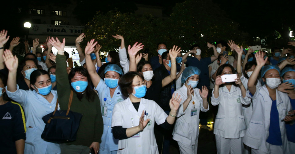 Niềm vui của các bác sỹ, y tá, nhân viên khi Bệnh viện Bạch Mai được dỡ cách ly. (Ảnh: Doãn Tấn/TTXVN)