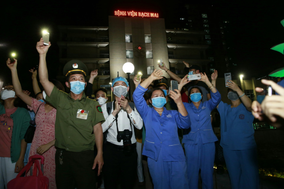 Sau khi kết thúc cách ly, Bệnh viện Bạch Mai tiếp tục thực hiện tuân thủ các biện pháp giám sát và phòng, chống dịch COVID-19.