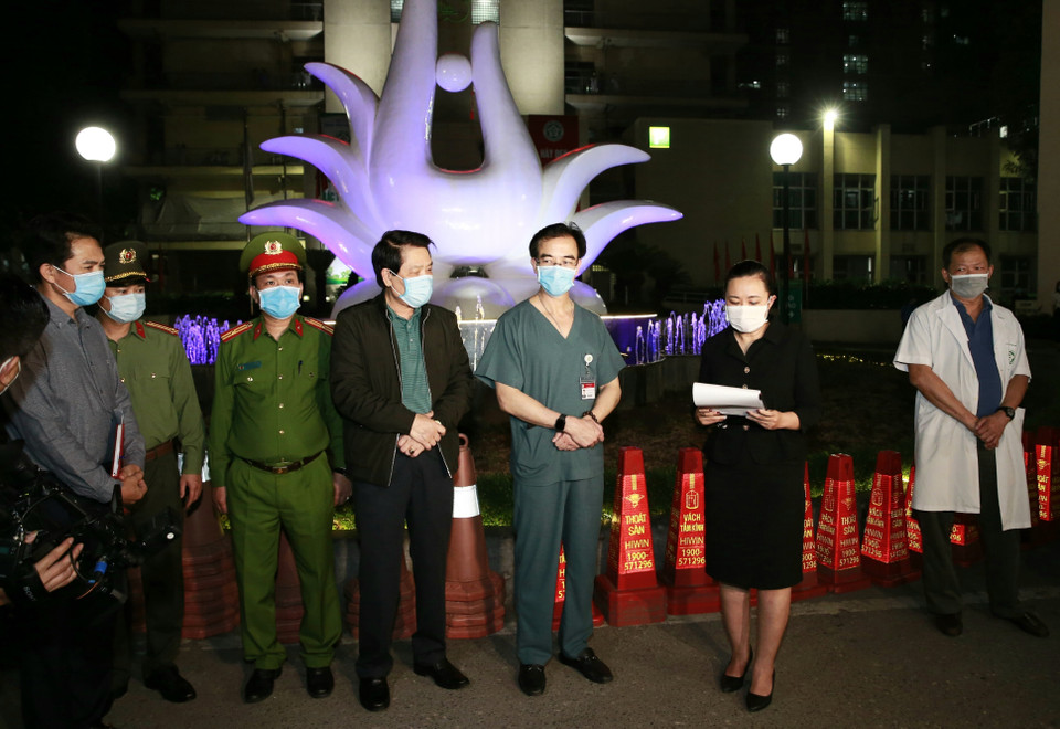 Đại diện quận Đống Đa đọc Quyết đinhh dỡ cách ly y tế đối với Bệnh viện Bạch Mai. (Ảnh: Doãn Tấn/TTXVN)