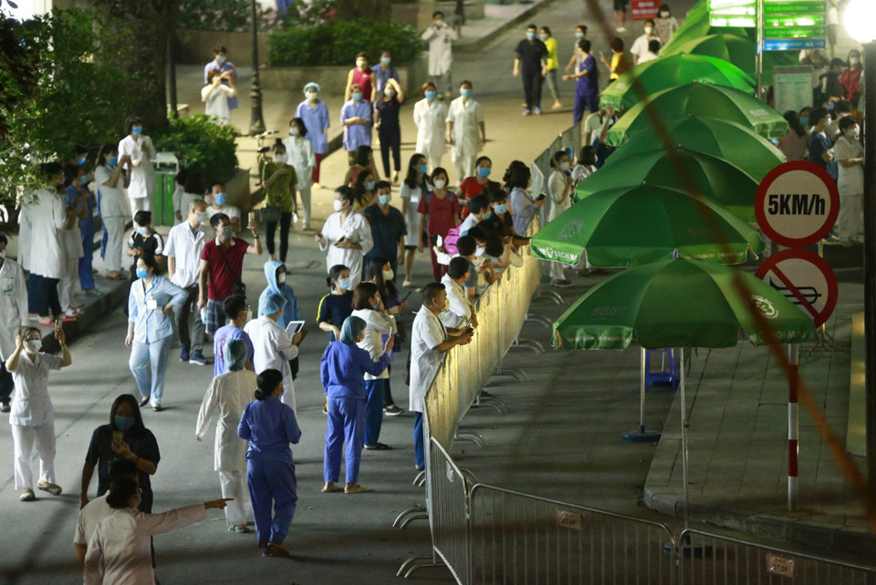 Niềm vui của các bác sỹ, y tá, nhân viên khi Bệnh viện Bạch Mai được dỡ cách ly. (Ảnh: Doãn Tấn/TTXVN)