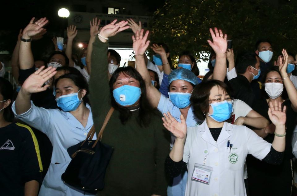 Niềm vui của các bác sỹ, y tá, nhân viên khi Bệnh viện Bạch Mai được dỡ cách ly. (Ảnh: Doãn Tấn/TTXVN)