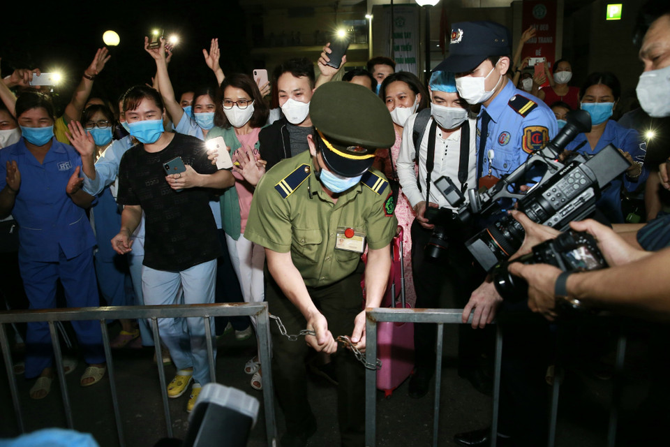 Lực lượng chức năng dỡ cách ly y tế đối với Bệnh viện Bạch Mai. (Ảnh: Doãn Tấn/TXVN)