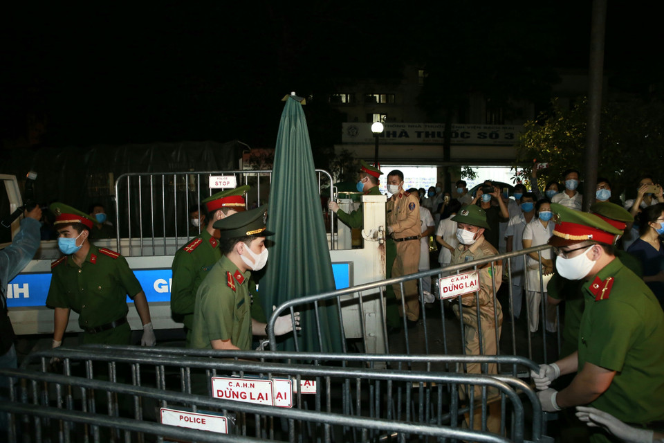 Lực lượng chức năng dỡ cách ly y tế đối với Bệnh viện Bạch Mai. (Ảnh: Doãn Tấn/TXVN)