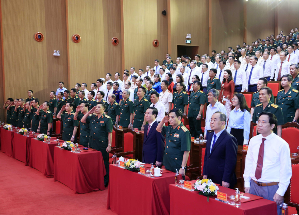 Chủ tịch nước Võ Văn Thưởng cùng các đại biểu thực hiện nghi lễ chào cờ. (Ảnh: Thống Nhất/TTXVN)