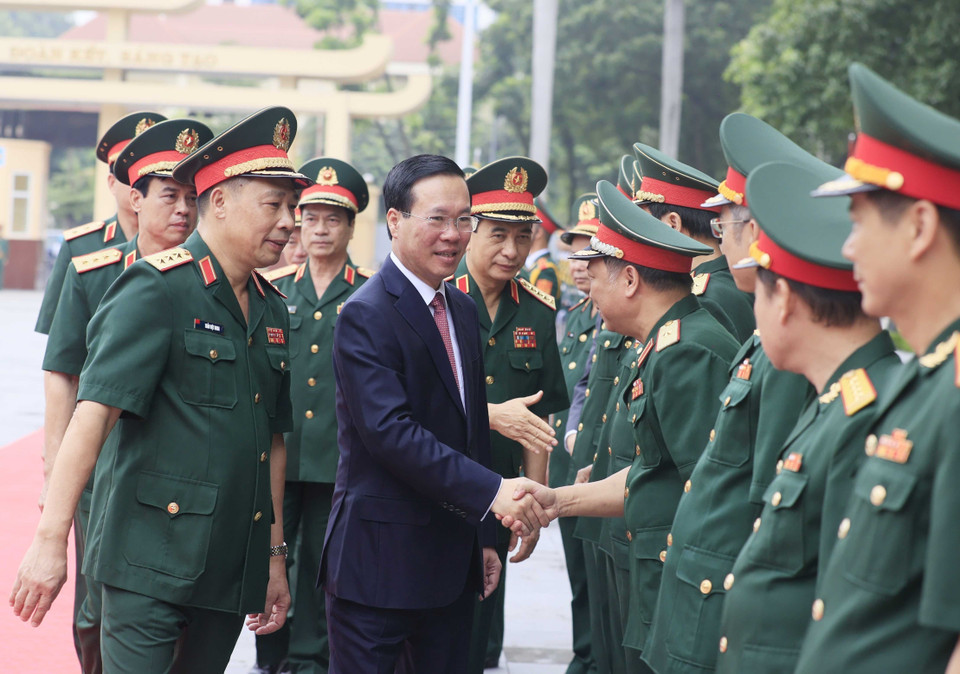  Chủ tịch nước Võ Văn Thưởng với lãnh đạo Bộ Quốc phòng. (Ảnh: Thống Nhất/TTXVN) 
