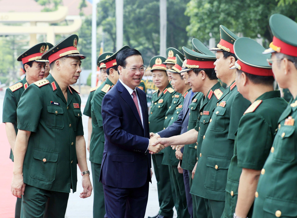 Chủ tịch nước Võ Văn Thưởng với lãnh đạo Bộ Quốc phòng. (Ảnh: Thống Nhất/TTXVN)