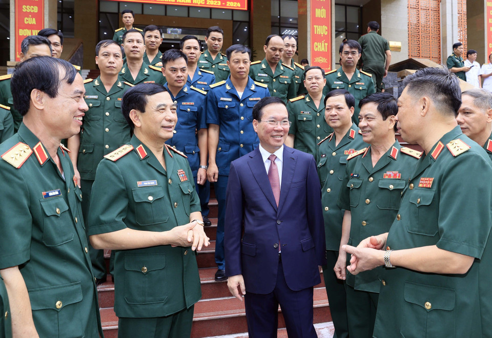 Chủ tịch nước Võ Văn Thưởng với các lãnh đạo và học viên của Học viện Quốc phòng. (Ảnh: Thống Nhất/TTXVN)
