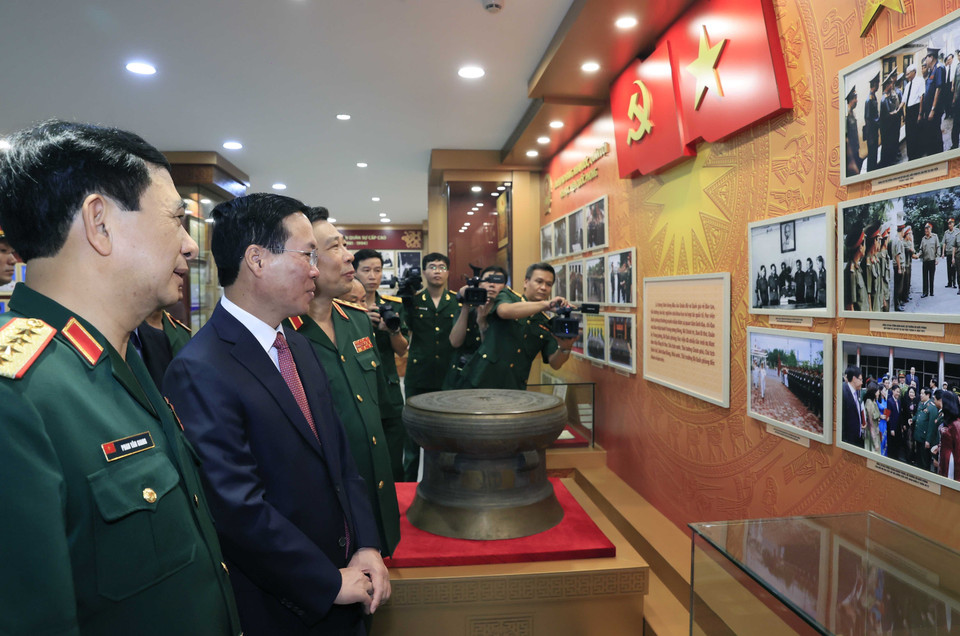 Chủ tịch nước Võ Văn Thưởng và các đại biểu thăm Phòng Truyền thống của Học viện Quốc phòng. (Ảnh: Thống Nhất/TTXVN)