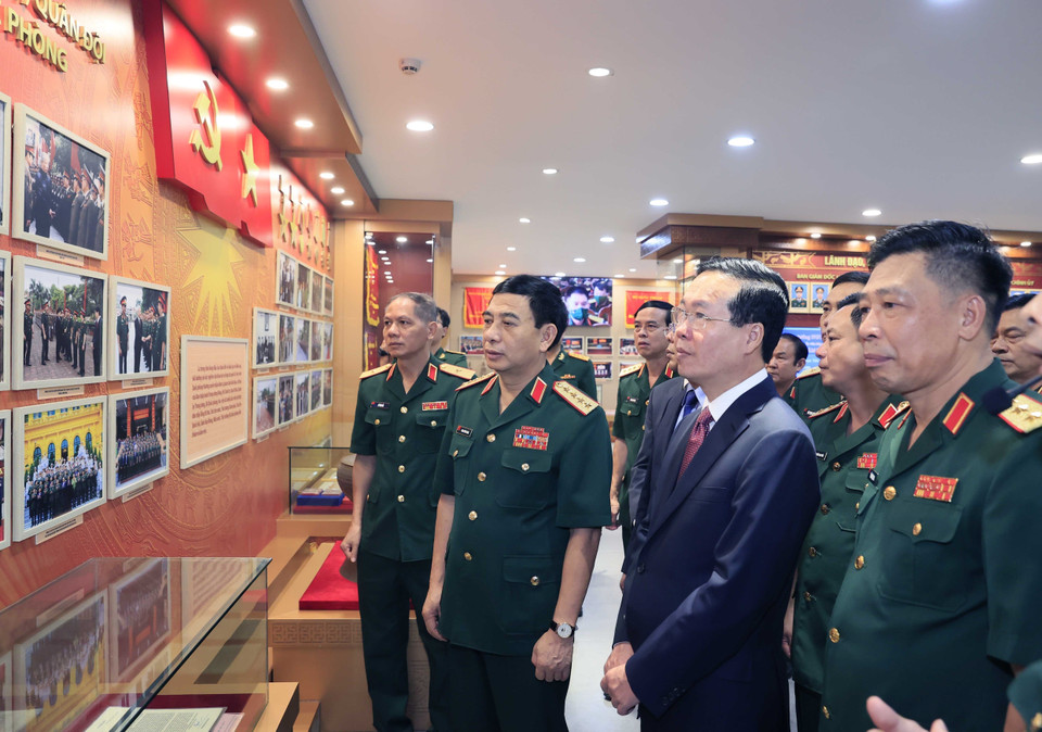 Chủ tịch nước Võ Văn Thưởng thăm Phòng Truyền thống của Học viện Quốc phòng. (Ảnh: Thống Nhất/TTXVN)