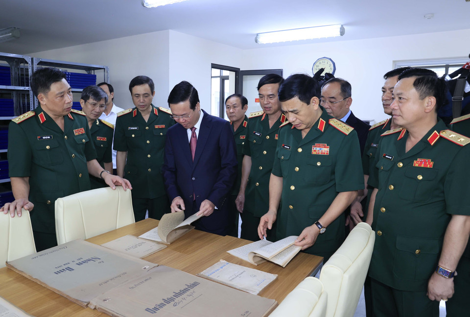Chủ tịch nước Võ Văn Thưởng thăm thư viện của Học viện Quốc phòng. (Ảnh: Thống Nhất/TTXVN)