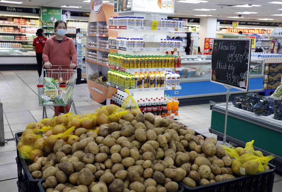 Hệ thống siêu thị VinMart và chuỗi cửa hàng tiện ích VinMart+ rộng khắp Hà Nội đã góp phần tiêu thụ số lượng lớn hàng nông sản phục vụ người tiêu dùng trong thời gian giãn cách xã hội. (Ảnh: Trần Việt/TTXVN)