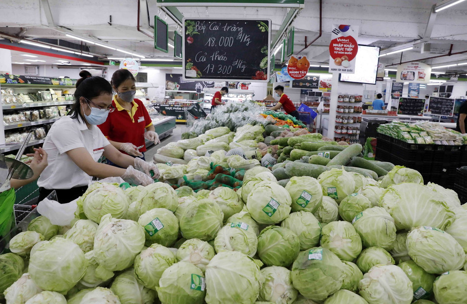 Hệ thống siêu thị VinMart và chuỗi cửa hàng tiện ích VinMart+ rộng khắp Hà Nội đã góp phần tiêu thụ số lượng lớn hàng nông sản phục vụ người tiêu dùng trong thời gian giãn cách xã hội. (Ảnh: Trần Việt/TTXVN)