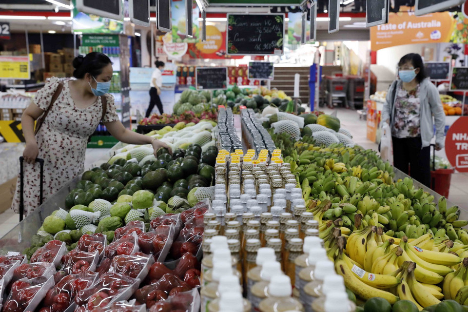 Chuỗi VinMart góp phần tiêu thụ số lượng lớn hàng nông sản phục vụ người tiêu dùng trong thời gian giãn cách xã hội. (Ảnh: Trần Việt/TTXVN)