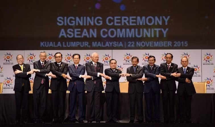Thủ tướng Nguyễn Tấn Dũng (thứ tư, từ trái sang) cùng các nhà lãnh đạo ASEAN tại Lễ ký Tuyên bố Kuala Lumpur 2015 về việc thành lập Cộng đồng ASEAN 2015, tầm nhìn 2015, ngày 22/11/2015, tại Kuala Lumpur (Malaysia). (Ảnh: Tư liệu TTXVN)