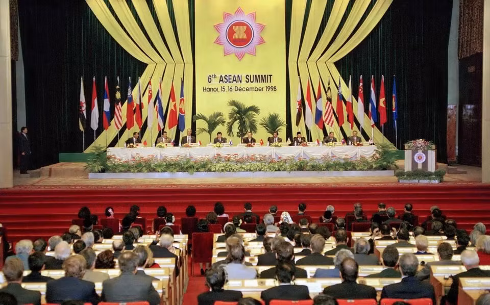 Phiên khai mạc Hội nghị Cấp cao ASEAN lần thứ 6, ngày 15/12/1998, tại Hà Nội. Ảnh: Cao Phong/TTXVN)