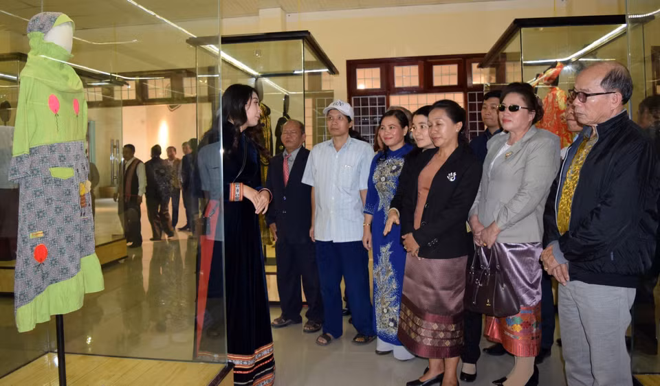 Triển lãm Di sản văn hóa Cộng đồng các nước ASEAN do Bảo tàng tỉnh Kon Tum tổ chức từ ngày 17-21/1/2018. (Ảnh: Quang Thái/TTXVN)