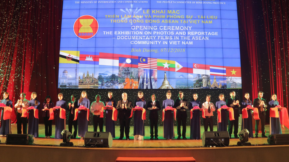 Khai mạc Triển lãm ảnh và phim phóng sự-tài liệu trong Cộng đồng ASEAN, ngày 7/12/2018, tại Bình Dương. (Ảnh: Huyền Trang/TTXVN)