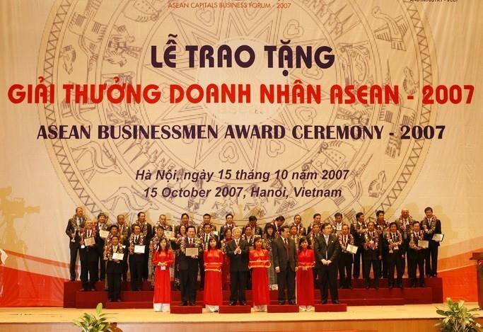Lễ trao Giải thưởng Doanh nhân ASEAN 2007 tại Trung tâm Hội nghị quốc gia (Hà Nội), tối 15/10/2007. (Ảnh: Trí Dũng/TTXVN)
