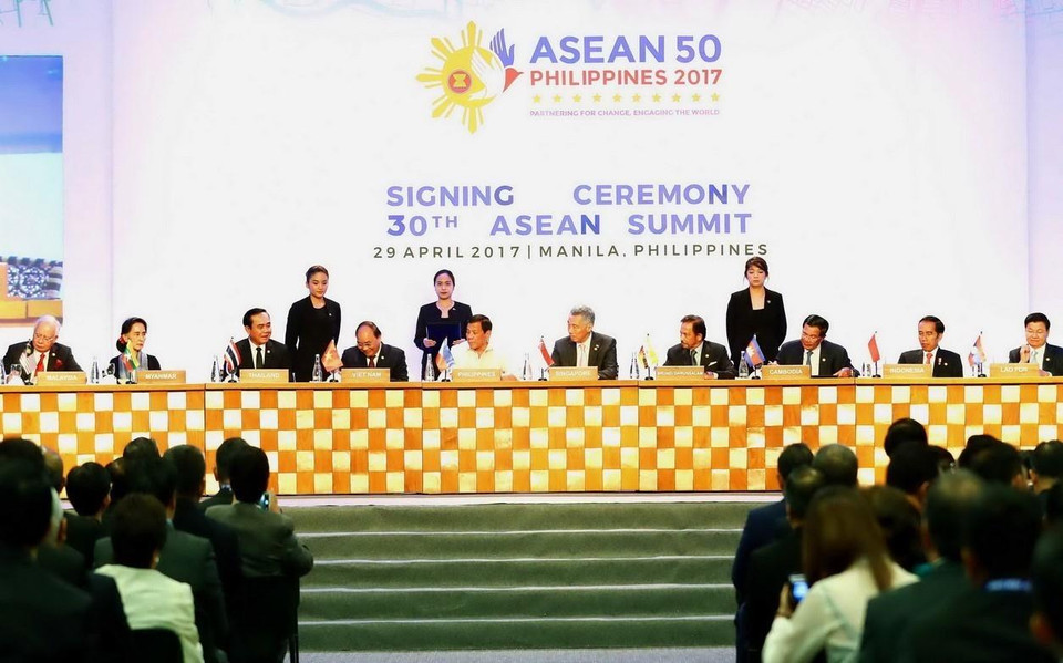 Thủ tướng Nguyễn Xuân Phúc (thứ tư, từ trái sang) và các Trưởng đoàn ký kết các văn kiện, tại Hội nghị Cấp cao ASEAN lần thứ 30 ở Thủ đô Manila (Philippines), chiều 29/4/2017. (Ảnh: Thống Nhất/TTXVN)